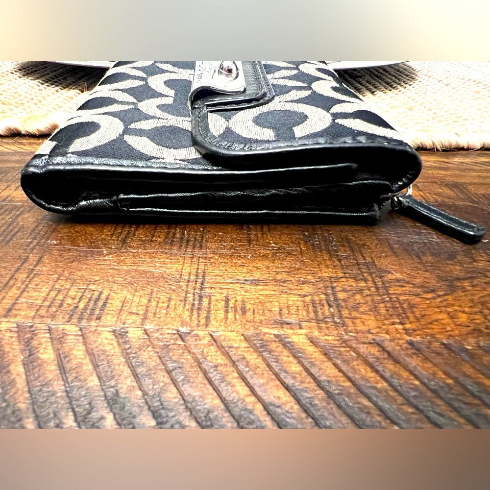 Coach wallet snap closure with zip compartment - Picture 3 of 12